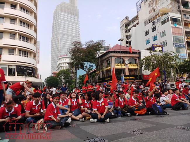 Triệu trái tim đổ xuống đường, hướng về U23 Việt Nam ảnh 3